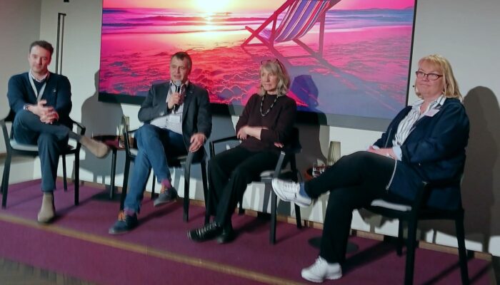Von links nach rechts: Prof. Max Schlaak, Prof. Thomas Eigentler, Anne Wispler und Tanja Page bei der Podiumsdiskussion.